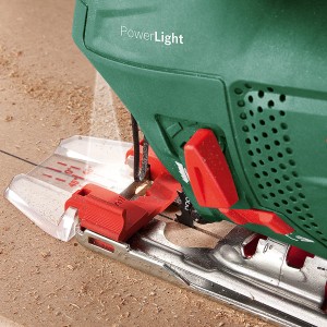 Detailný záber na priamočiaru pílu Bosch PST 900 PEL (620 W) pri rezaní dreva.
