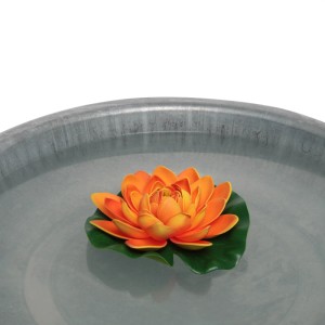 Plávajúca, oranžová dekoratívna lekno (Ø 18cm) ako záhradná dekorácia vo vode.
