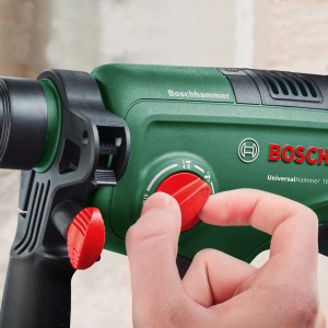 Detail akumulátorového vŕtacieho kladiva Bosch UniversalHammer 18 V pri nastavovaní.