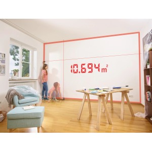 Scéna s laserovým diaľkomerom Bosch Zamo merajúcim miestnosť.
