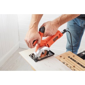 Kompaktná ručná okružná píla Black+Decker BES510 pri rezaní dreva.