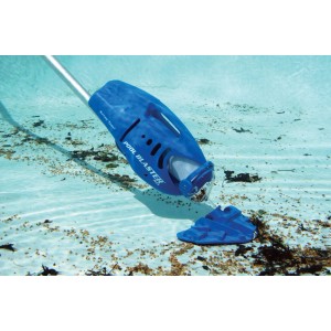 Modrý vysávač bazénov Summer Fun Pool Blaster Max pod vodou čistí dno bazéna.