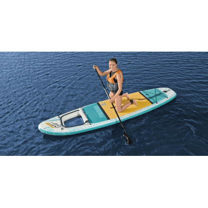 Bestway Hydro-Force Panorama paddleboard so sklom a pádlom na vode.