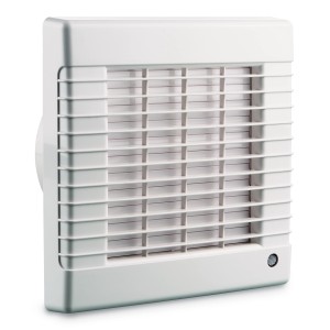 Biely kúpeľňový ventilátor Ø 125 mm so žalúziou a dobehom.