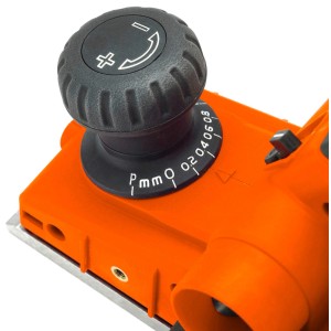 Detail Black+Decker elektrického hoblíka KW750K: Nastavenie úberu triesky.