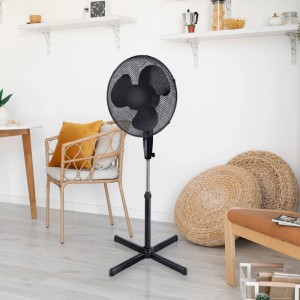 Čierny stojanový ventilátor s Ø 40 cm v obývacej izbe.