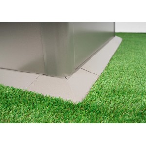 Obruba záhona Biohort L150 v kremennej šedej metalíze na trávniku.