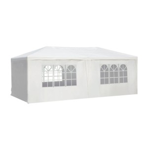 Biely párty stan/záhradný pavilón s oknami.