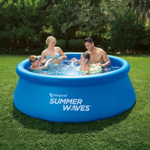 Modrý bazén Summer Waves Quick Set (Ø 244 cm) s rodinou v záhrade.