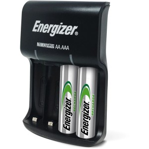 Nabíjačka batérií Energizer s USB a dve AA batérie v nabíjačke.