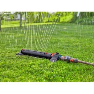 Štvorcový zavlažovač Gardena AquaZoom L v akcii: Zavlažovanie zeleného trávnika.