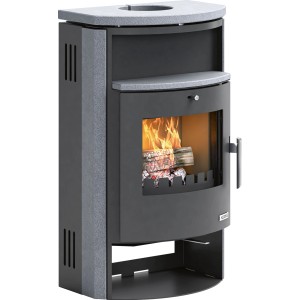 Čierne krbové kachle s obkladom z prírodného kameňa, horiacim drevom a ohrievacou priehradkou. 6,7 kW.