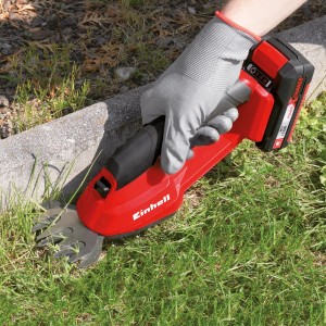 Akumulátorové nožnice na trávu a kríky Einhell Power X-Change GC-CG 18 Li Solo pri strihaní trávy.