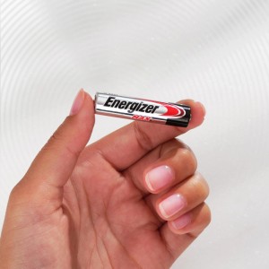 Batéria Energizer Max Micro AAA v ruke, balenie 16 ks. Alkalické batérie pre každodenné zariadenia.