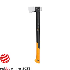 Sekera Fiskars X25 s čiernou násadou a oranžovou rukoväťou. Red Dot Winner 2023.