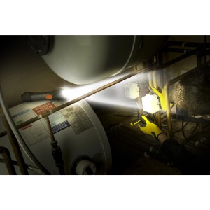 Pracovná lampa Energizer Hardcase Project Plus v prevádzke, osvetľuje rúrky.