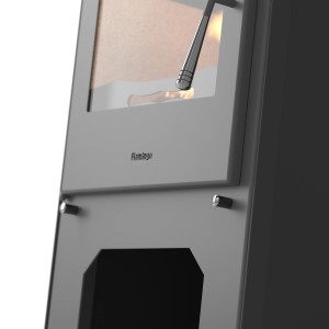 Detailný pohľad na krbové kachle: Sivý plášť, sklenené dvierka s plameňmi, rukoväť.