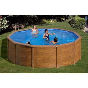 Summer Fun Rhodos oceľový bazén s dreveným dekorom a kúpajúcimi sa v záhrade.