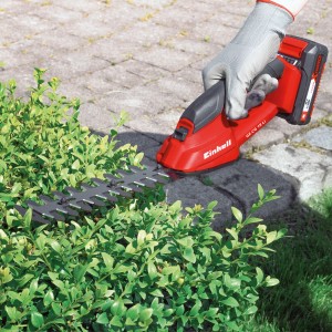 Akumulátorové nožnice na trávu a kríky Einhell GC-CG 18 Li pri strihaní živého plota.