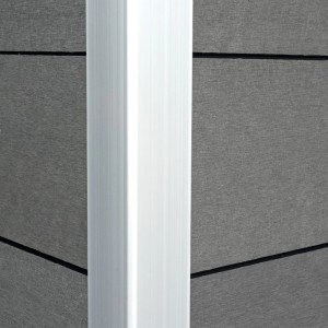 Detailný záber na vyvýšený záhon z WPC, svetlosivé panely a biely rohový spoj.