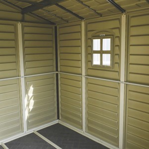 Vnútorný pohľad na plastový záhradný domček Duramax WoodSide Beige s oknom a oceľovým rámom.