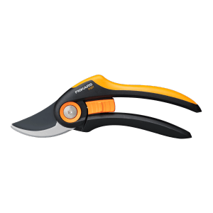 Záhradné nožnice bypass Fiskars Plus P521 s oranžovo-čiernou rukoväťou a ostrou čepeľou.