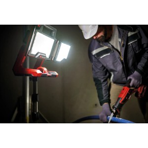 Akumulátorová lampa Einhell TP-CL 18/3.000 na statíve v prevádzke, červeno-čierna. LED lampa na stavenisko.