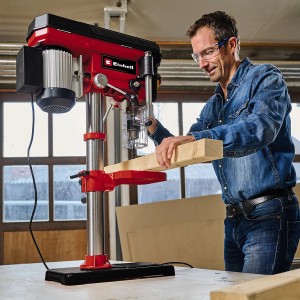 Stĺpová vŕtačka Einhell TC-BD 630/1 vŕta drevo. Červeno-strieborná stolná vŕtačka.