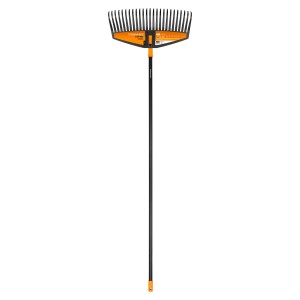 Fiskars hrable na lístie Solid L: Široké hrable s plastovými zubami a dlhou násadou na záhradné práce.
