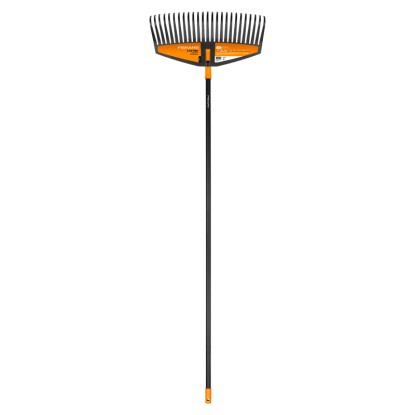 Fiskars hrable na lístie Solid L: Široké hrable s plastovými zubami a dlhou násadou na záhradné práce.