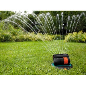 Gardena Sprinklersystem výsuvný štvorcový zavlažovač OS 140 v akcii, zavlažovanie trávnika v záhrade.