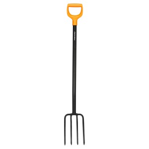 Záhradné vidly s čiernou násadou a oranžovou rukoväťou.