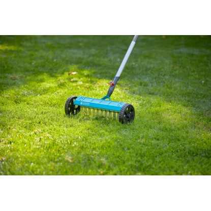 Gardena Combisystem prevzdušňovač trávnika 32 cm pri použití na trávniku.