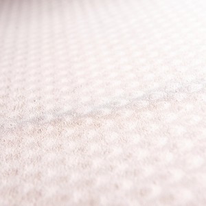 Detail svetlého, štruktúrovaného povrchu, príslušenstvo pre krby a kachle.