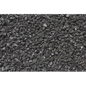 Detailný pohľad na čierny čadičový štrk (8-12 mm) ako sypký materiál.