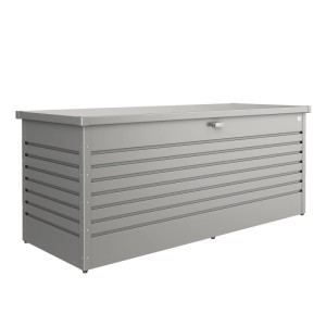 Obdĺžnikový úložný box Biohort FreizeitBox 200 v kremennej sivej metalíze z ocele. Vodotesný box so zámkom a plynovou pružinou.