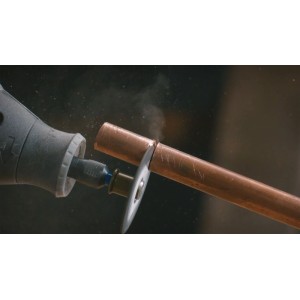 Miniatúrne náradie Dremel reže medenú rúrku s rezacím kotúčom EZ SpeedClic. Súčasť sady SC725.