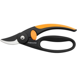 Záhradné nožnice Fiskars Bypass Elegance P44 s čierno-oranžovými rúčkami.