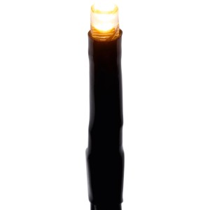 Detail svietiacej teplej bielej LED na čiernom kábli OBI LED svetelnej reťaze pre exteriér.