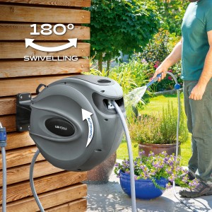 Sivá nástenná hadicová skrinka LUX-TOOLS 12m s automatickým navíjaním a otočnou funkciou 180° v záhrade.