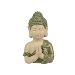 Meditatívna busta Buddhu pre záhradnú dekoráciu. Kamenná farba, zelený odev, zopäté ruky. Pokojná záhradná socha.