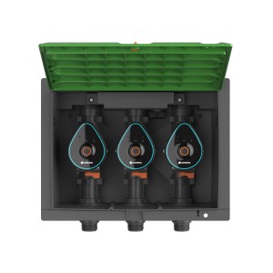 Ventilová skrinka Gardena s 3 Bluetooth zavlažovacími ventilmi v otvorenom stave.