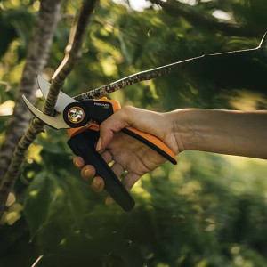 Záhradné nožnice Fiskars Amboss X-series P941 M strihajú konár. Ergonomické nožnice na suché drevo.