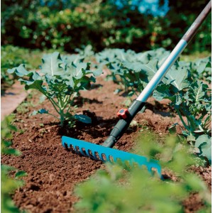 Gardena combisystem hrable so šírkou 36 cm pri práci v záhrade.