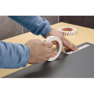 Aplikácia montážnej pásky Tesa Powerbond Mirror, 5 m x 19 mm, na sivý povrch.