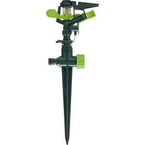 Zelený impulzný zavlažovač so zemným hrotom, dosah 7,9 m - 19 m, na zavlažovanie záhrady.