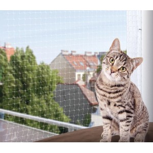 Mačka sedí pred ochrannou sieťou Jollypaw 3x2m na balkóne. Bezpečnostná sieť pre mačky.