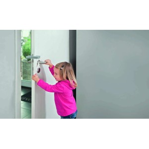 Dieťa otvára dvere s dverovou zarážkou/tlmičom Abus JC5200A Millie ako detskú poistkou.