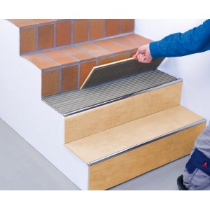 Aplikácia Knauf Flexkleber Schnell Grey na schodisko pri obkladaní.