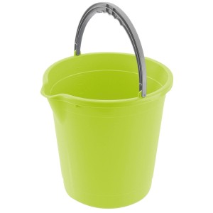 Zelený upratovací vedro so sivou rukoväťou na upratovacie práce.